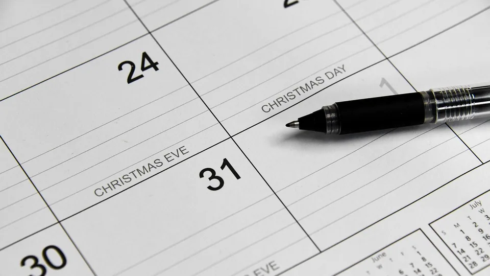 Kalender med en penna liggande över datumen